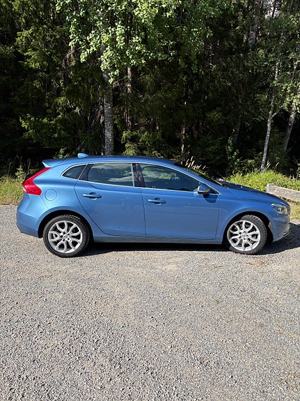 Volvo V40 3 of 24
