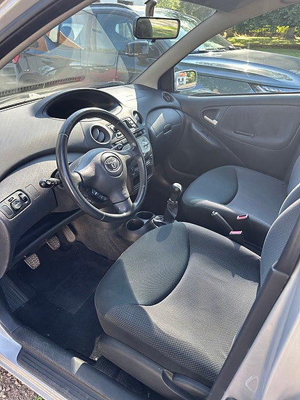 Toyota Yaris 4 of 6