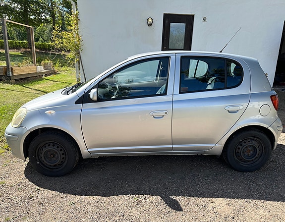 Toyota Yaris 3 of 6