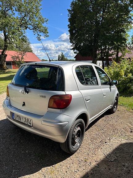 Toyota Yaris 2 of 6