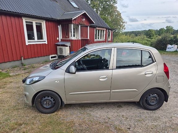 Hyundai i10 7 of 9