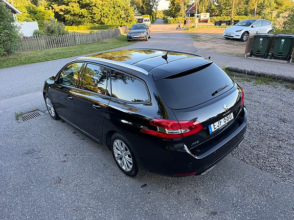 Peugeot 308 SW 2 of 8