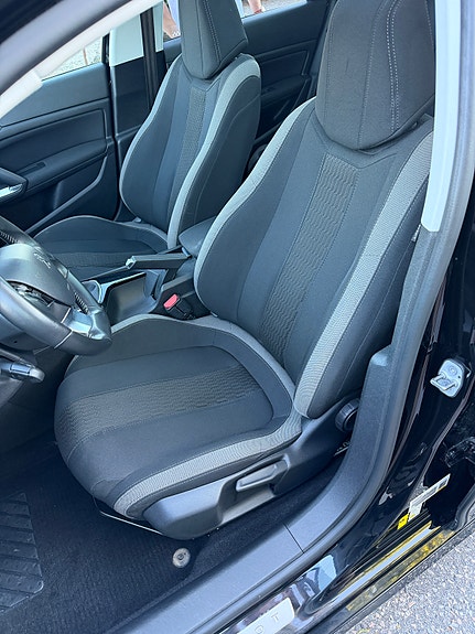 Peugeot 308 SW 7 of 8