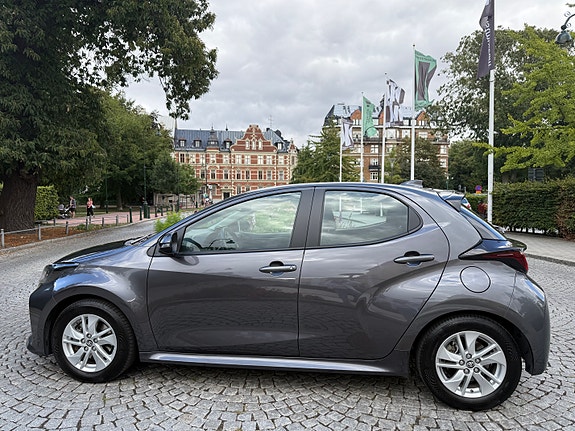 Toyota Yaris 2 of 16