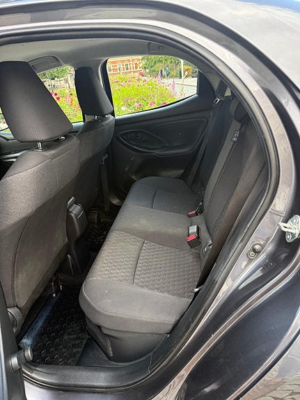 Toyota Yaris 7 of 16