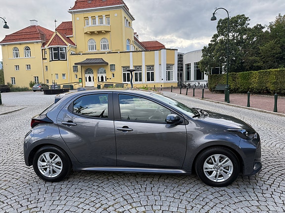 Toyota Yaris 4 of 16