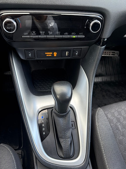 Toyota Yaris 10 of 16