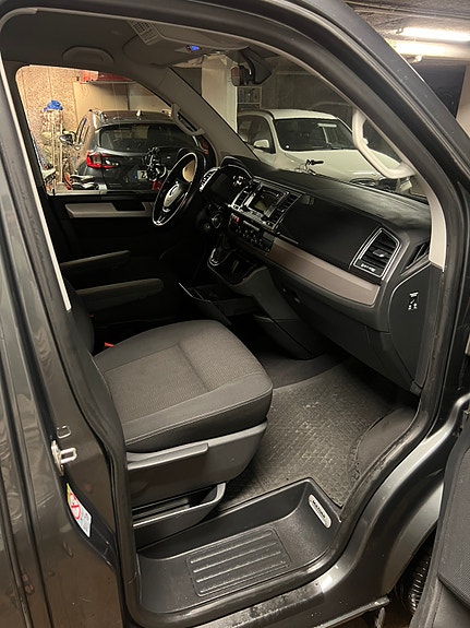 Volkswagen Multivan 7 of 18