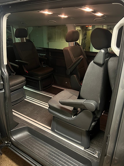 Volkswagen Multivan 8 of 18