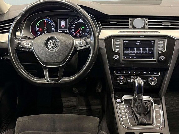 Volkswagen Passat 16 of 30