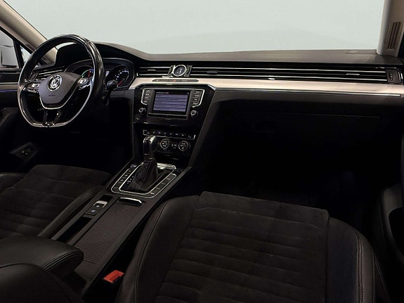 Volkswagen Passat 13 of 30