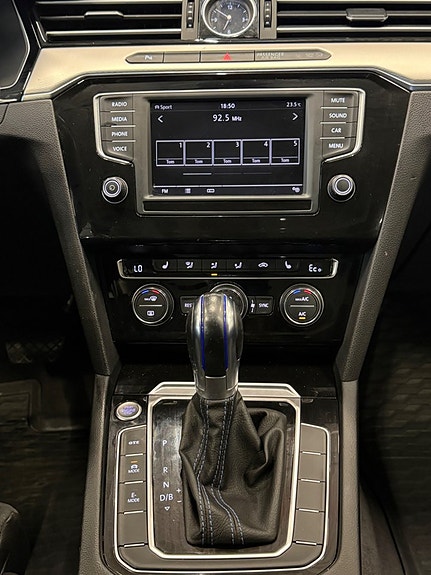 Volkswagen Passat 18 of 30