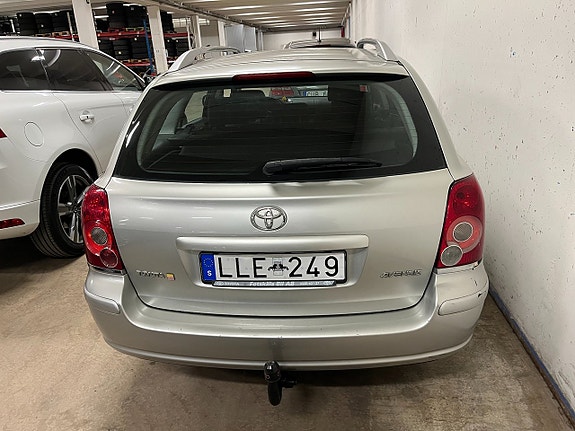 Toyota Avensis 3 of 8