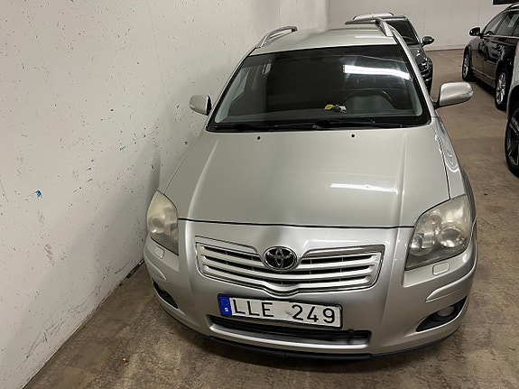 Toyota Avensis 2 of 8