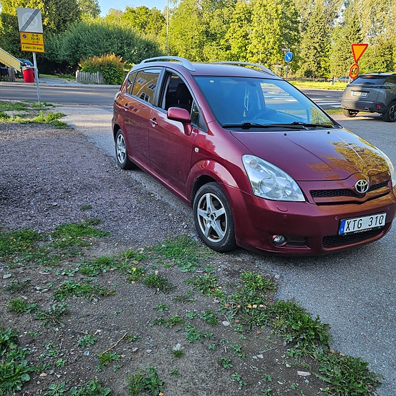 Toyota Corolla Verso 2 of 3