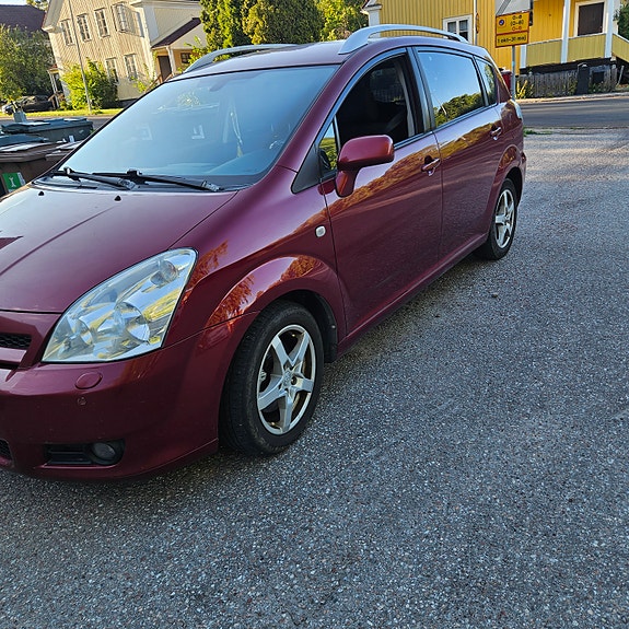 Toyota Corolla Verso 3 of 3