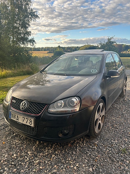 Volkswagen Golf V 2 of 5