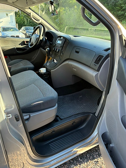 Hyundai H-1 4 of 5