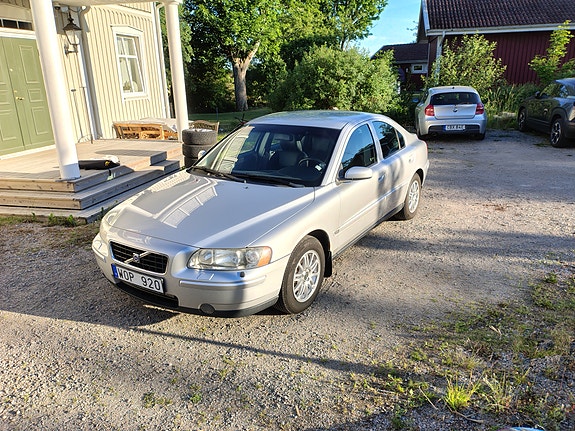 Volvo S60 2 of 4