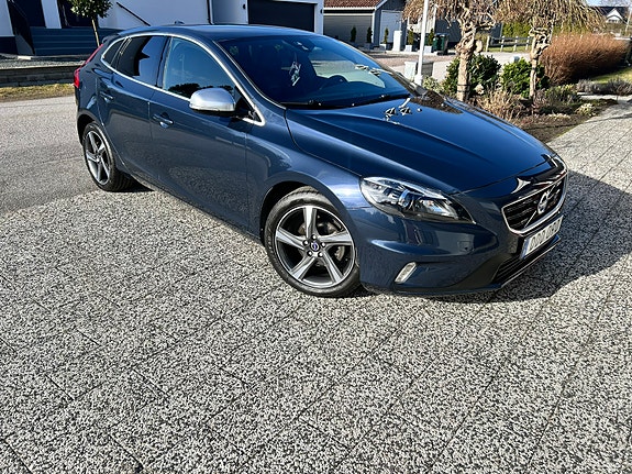 Volvo V40 2 of 12