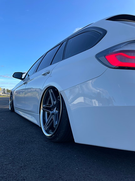 BMW 318d 4 of 13