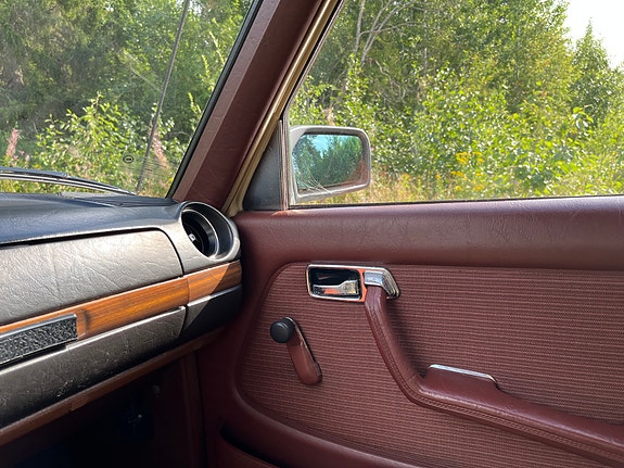 Mercedes-Benz 200 9 of 24