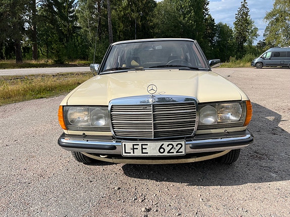 Mercedes-Benz 200 2 of 24