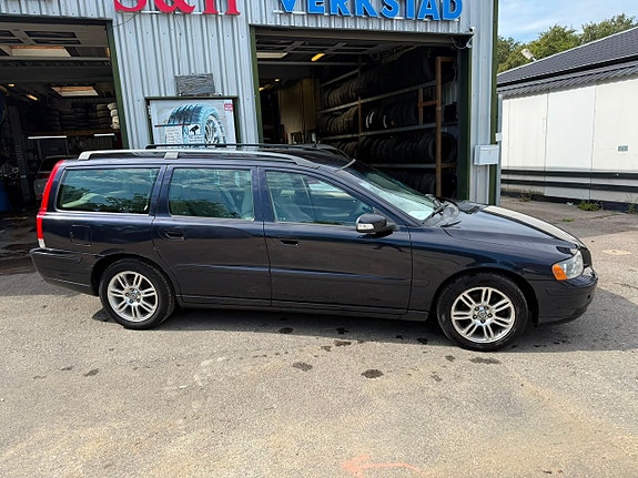 Volvo V70 2 of 8