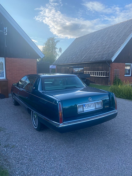 Cadillac Deville 3 of 7