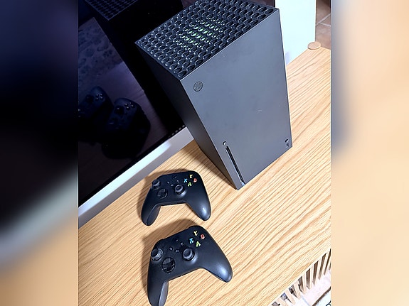 Xbox Series X 1TB + 2 kontroller + Headset och tillbehör image 2