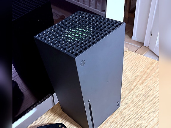 Xbox Series X 1TB + 2 kontroller + Headset och tillbehör image 3
