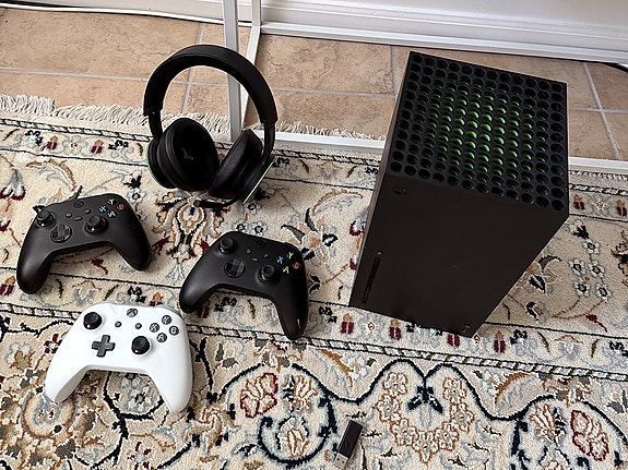 Microsoft Xbox Series X 1TB + 2 kontroller + Headset och tillbehör