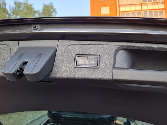 Volkswagen Passat Alltrack 2 of 11