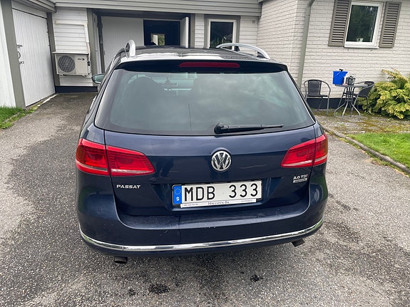 Volkswagen Passat 2 of 9
