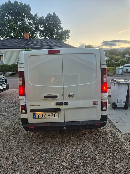 Nissan NV300 2 of 12