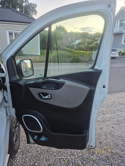Nissan NV300 10 of 12