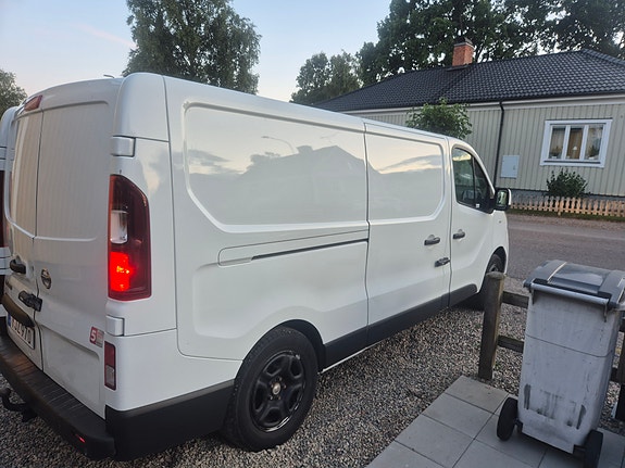 Nissan NV300 3 of 12
