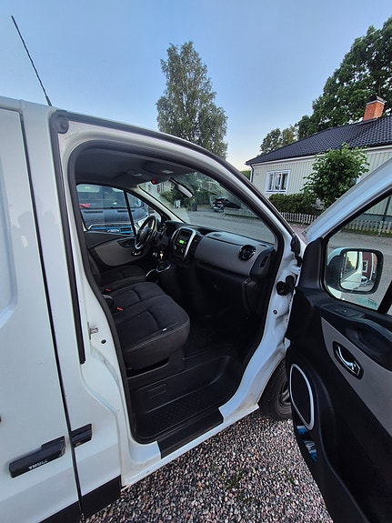 Nissan NV300 6 of 12