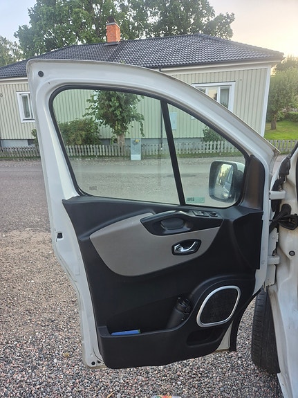 Nissan NV300 11 of 12