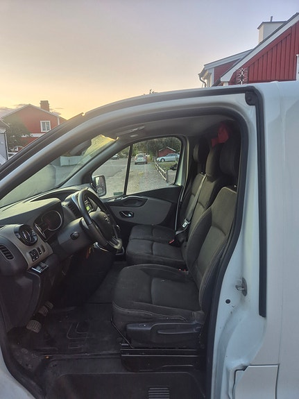 Nissan NV300 9 of 12