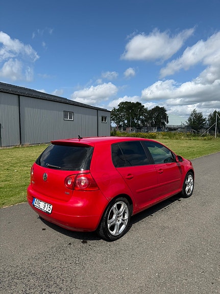 Volkswagen Golf V 2 of 9