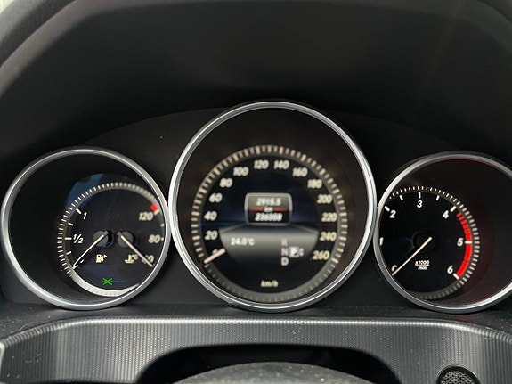 Mercedes-Benz E220 11 of 12