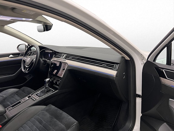 Volkswagen Passat 16 of 30