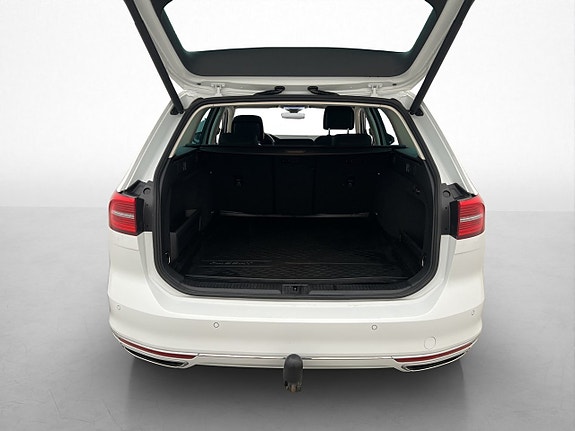 Volkswagen Passat 18 of 30