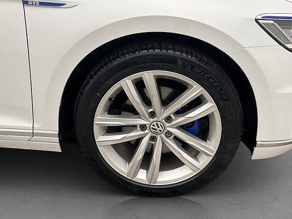 Volkswagen Passat 10 of 30