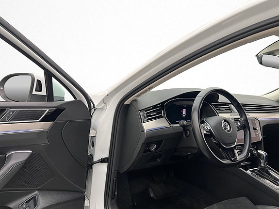 Volkswagen Passat 13 of 30