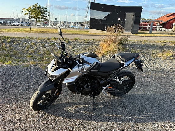 Honda CB750 2 of 5