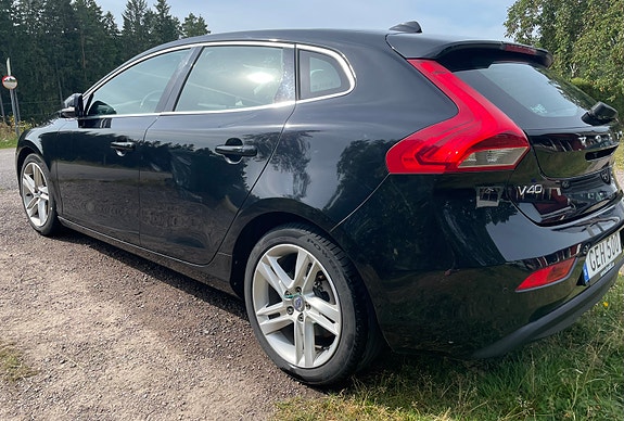 Volvo V40 2 of 6