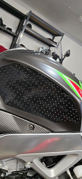 Aprilia Tuono V4 1100 Factory 4 of 5