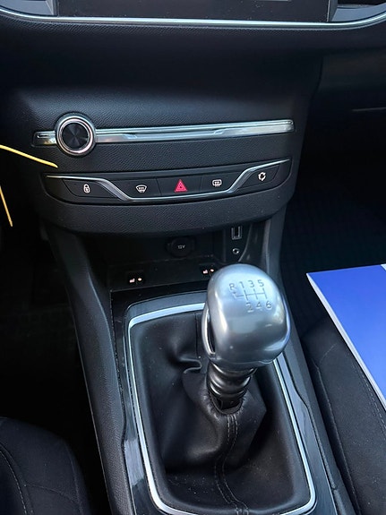 Peugeot 308 SW 15 of 24